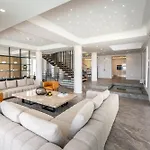 Atopetra Villa *